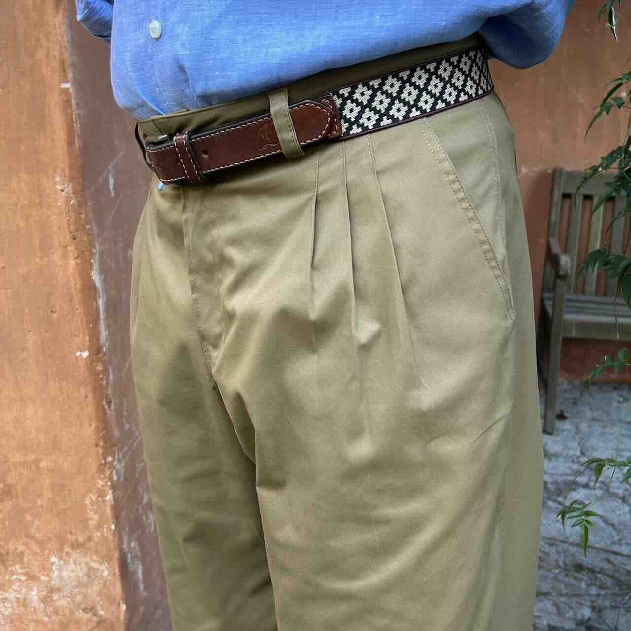 bombacha-hombre-gabardina-beige-detalle-adelante